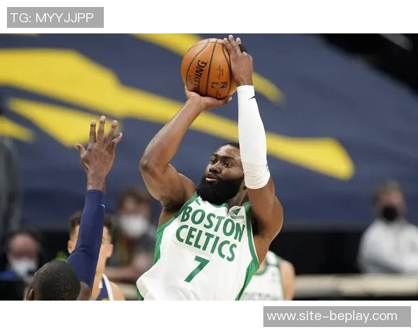 杰伦布朗表现稳定但未能带领球队获胜18投9中斩获25分6篮板4助攻